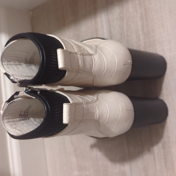 NWOT Vince Camuto Women's Ermania Combat Block Heel Platform Boots - Size 5 - Picture 2 of 8